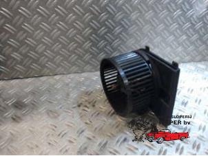 Usados Motor de ventilador de calefactor Volkswagen Golf IV (1J1) 1.6 Precio € 36,75 Norma de margen ofrecido por Autosloperij Pieper BV