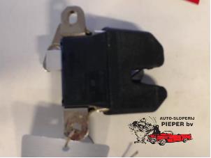 Used Tailgate lock mechanism Volkswagen Bora (1J2) 2.0 Price € 26,25 Margin scheme offered by Autosloperij Pieper BV