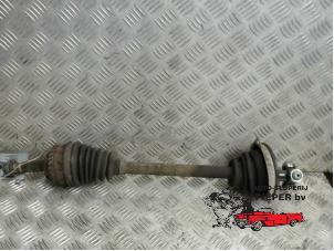 Used Front drive shaft, left Renault Clio II (BB/CB) 1.4 16V Price € 36,75 Margin scheme offered by Autosloperij Pieper BV