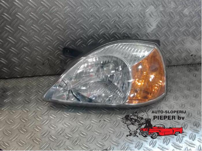 Używane Reflektor lewy Kia Rio (DC22/24) 1.5 16V Cena € 36,75 Procedura marży oferowane przez Autosloperij Pieper BV