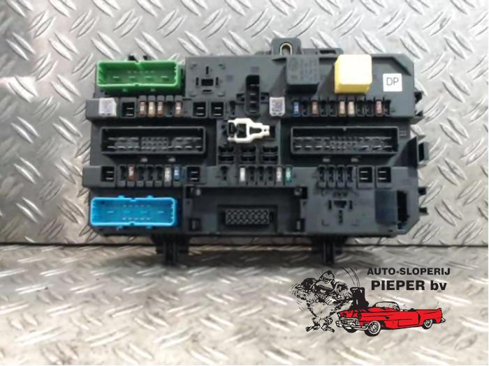 Fuse box from a Opel Astra H GTC (L08) 1.8 16V 2005