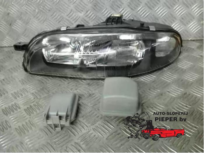Nowe Reflektor lewy Fiat Marea Weekend (185BX/CX) 1.6 SX,ELX 16V Cena € 63,00 Z VAT oferowane przez Autosloperij Pieper BV