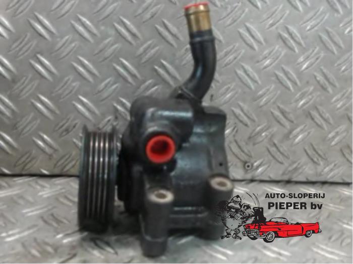 Power steering pump from a Ford Fiesta 5 (JD/JH) 1.4 16V 2002