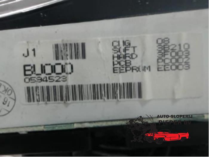Cuentakilómetros de un Nissan Almera Tino (V10M) 1.8 16V 2000