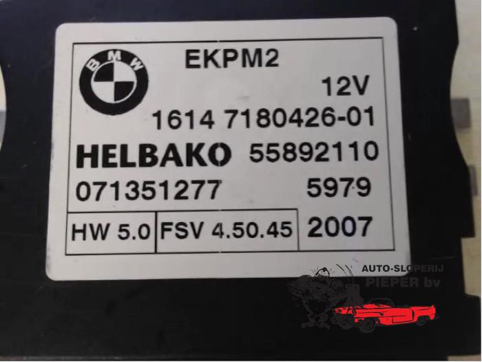 Fuel pressure regulator from a BMW 3 serie (E90) 330Xd 24V 2007
