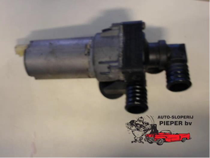 Begagnade Extra vattenpump BMW 3 serie (E90) 330Xd 24V Pris € 47,25 Marginaltabell erbjuds av Autosloperij Pieper BV