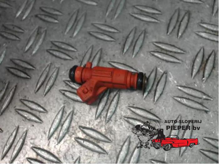 Injektor (Benzineinspritzung) van een Peugeot 307 SW (3H) 1.6 16V 2003