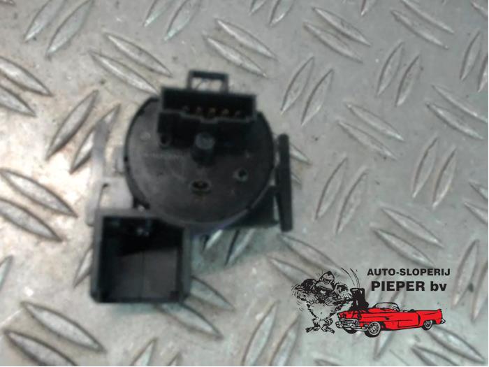 Używane Kostka stacyjki Opel Corsa C (F08/68) 1.2 16V Twin Port Cena € 10,50 Procedura marży oferowane przez Autosloperij Pieper BV