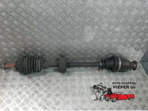 Used Front drive shaft, left Renault Clio II (BB/CB) 1.4 Price on request offered by Autosloperij Pieper BV