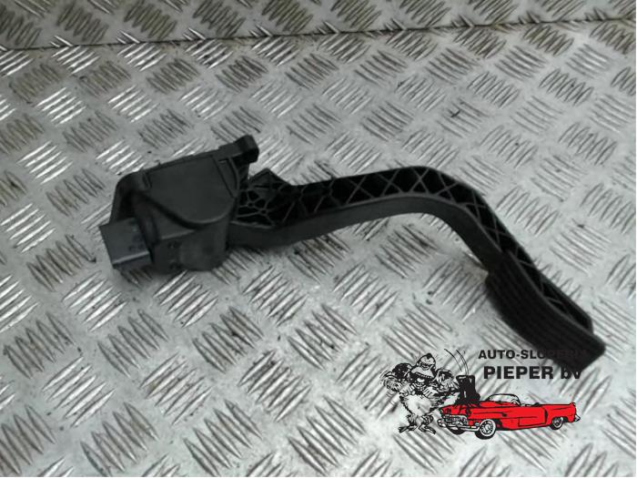 Accelerator pedal from a Peugeot 206+ (2L/M) 1.4 XS 2010