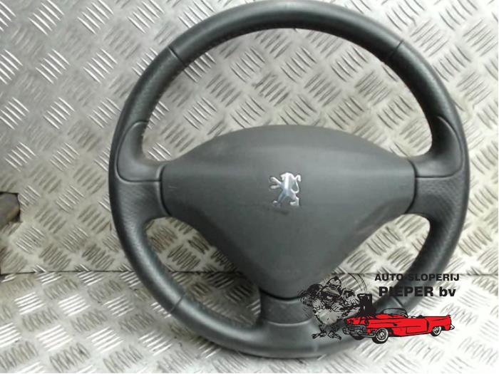 Usagé Volant Peugeot 206+ (2L/M) 1.4 XS Prix € 105,00 Règlement à la marge proposé par Autosloperij Pieper BV