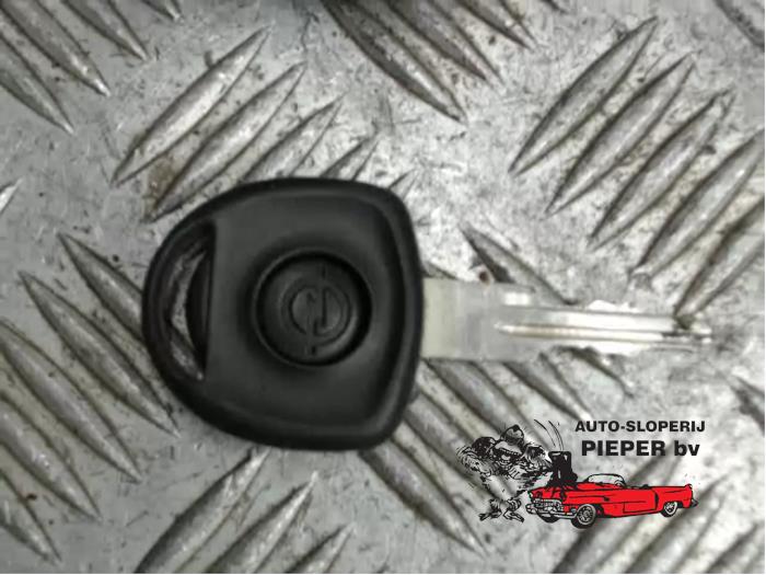 Ignition lock + key from a Opel Corsa B (73/78/79) 1.2i 16V 2000