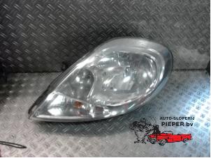 Used Headlight, left Renault Trafic New (FL) 2.5 dCi 16V 115 FAP Price on request offered by Autosloperij Pieper BV