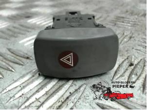Usados Interruptor de luz de pánico Nissan Micra (K11) Precio de solicitud ofrecido por Autosloperij Pieper BV