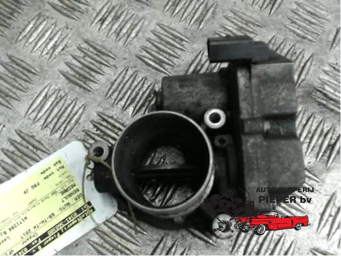 Throttle body from a Renault Megane II Grandtour (KM) 1.9 dCi 130 2006