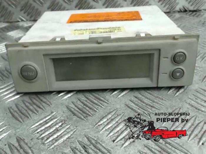 Begagnade Innerdisplay Nissan Micra (K12) 1.2 16V Pris € 26,25 Marginaltabell erbjuds av Autosloperij Pieper BV