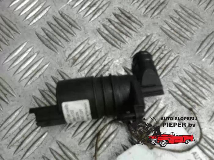 Windscreen washer pump from a Peugeot 407 (6D) 2.0 HDiF 16V 2004