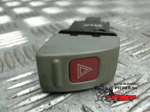 Usados Interruptor de luz de pánico Nissan Micra (K11) 1.5 D Precio € 10,50 Norma de margen ofrecido por Autosloperij Pieper BV