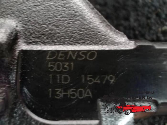 Inyector (diésel) de un Mazda 6 (GG12/82) 2.0i 16V 2003