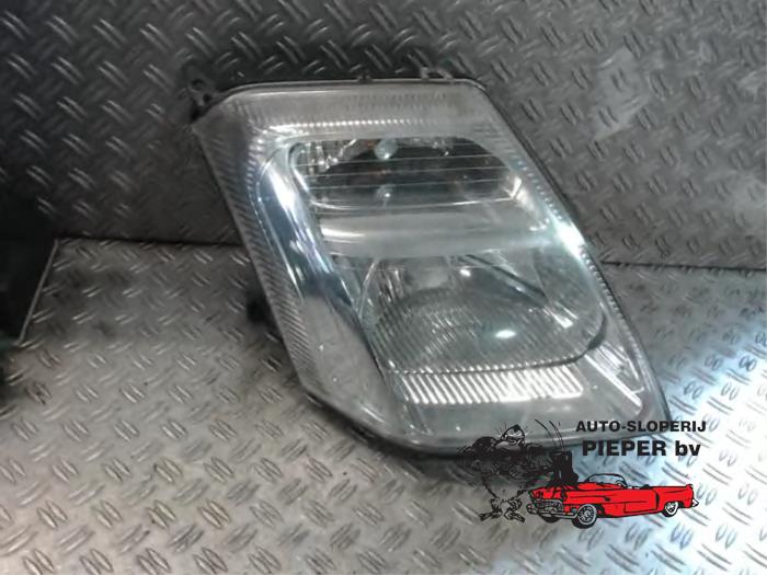 Używane Reflektor lewy Citroen C2 (JM) 1.1 Cena € 42,00 Procedura marży oferowane przez Autosloperij Pieper BV