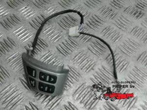Usados Interruptor de mando de volante Suzuki Swift (ZA/ZC/ZD1/2/3/9) 1.3 VVT 16V Precio € 21,00 Norma de margen ofrecido por Autosloperij Pieper BV