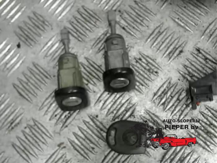 Set of cylinder locks (complete) from a Volkswagen Polo IV (9N1/2/3) 1.2 12V 2004