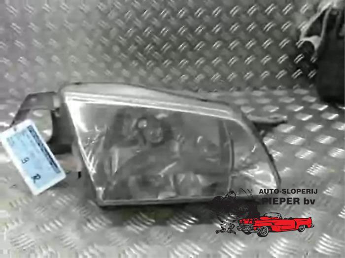 Używane Reflektor prawy Mazda 323 Fastbreak (BJ14) Cena € 26,25 Procedura marży oferowane przez Autosloperij Pieper BV