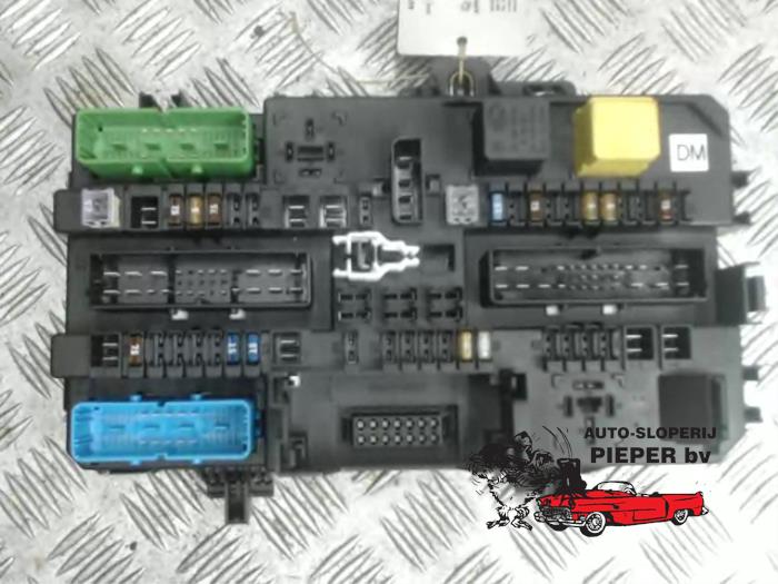 Fuse box Opel Astra H 1.7 CDTi 16V - 13181276 HELLA