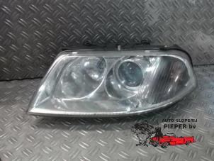 Used Headlight, left Volkswagen Passat (3B3) 1.6 Price on request offered by Autosloperij Pieper BV