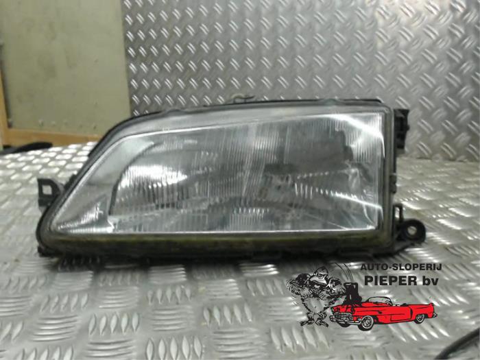 Używane Reflektor lewy Peugeot 306 (7D) 1.8 Cena € 31,50 Procedura marży oferowane przez Autosloperij Pieper BV