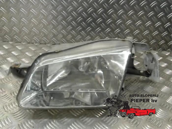 Używane Reflektor lewy Mazda 323 Fastbreak (BJ14) Cena € 36,75 Procedura marży oferowane przez Autosloperij Pieper BV