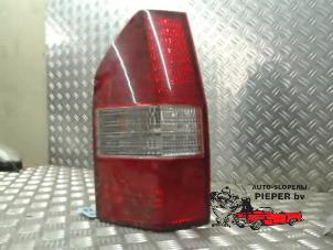 Usados Luz trasera derecha Mitsubishi Space Wagon (N8/N9) 2.4 16V GDI GLX Precio € 31,50 Norma de margen ofrecido por Autosloperij Pieper BV