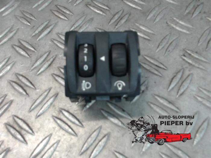 Height control switch from a Renault Clio IV Estate/Grandtour (7R) 1.5 Energy dCi 90 FAP 2015