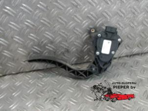Used Accelerator pedal Renault Clio IV Estate/Grandtour (7R) 1.5 Energy dCi 90 FAP Price on request offered by Autosloperij Pieper BV