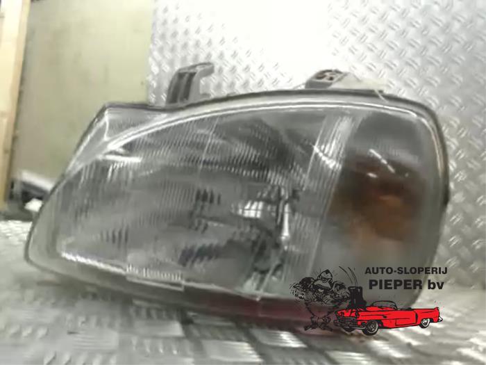 Headlight, left from a Daihatsu Charade (G200/201/202/203/204) 1.3i TX/CX 16V 1996