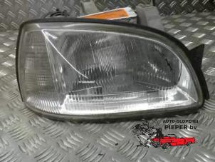 Used Headlight, right Renault Clio (B/C57/357/557/577) 1.2 Eco Kat. Price on request offered by Autosloperij Pieper BV