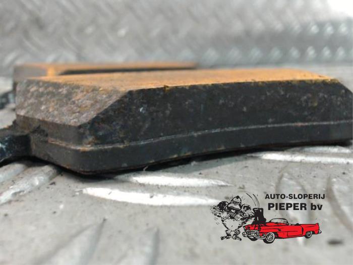 Front brake pad from a Renault Clio IV Estate/Grandtour (7R) 1.5 Energy dCi 90 FAP 2015