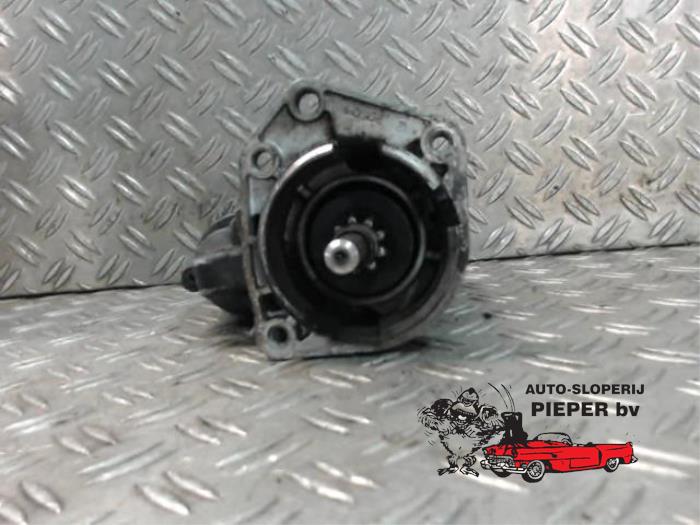 Anlasser van een Volkswagen Polo III (6N1) 1.6i 75 1998