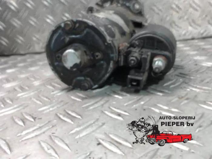Anlasser van een Volkswagen Polo III (6N1) 1.6i 75 1998
