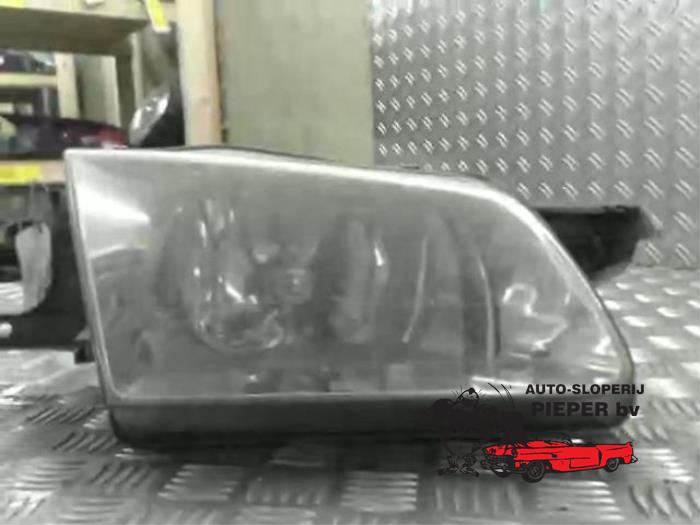 Używane Reflektor prawy Mazda 323 Fastbreak (BJ14) 1.5 LX,GLX 16V Cena € 26,25 Procedura marży oferowane przez Autosloperij Pieper BV