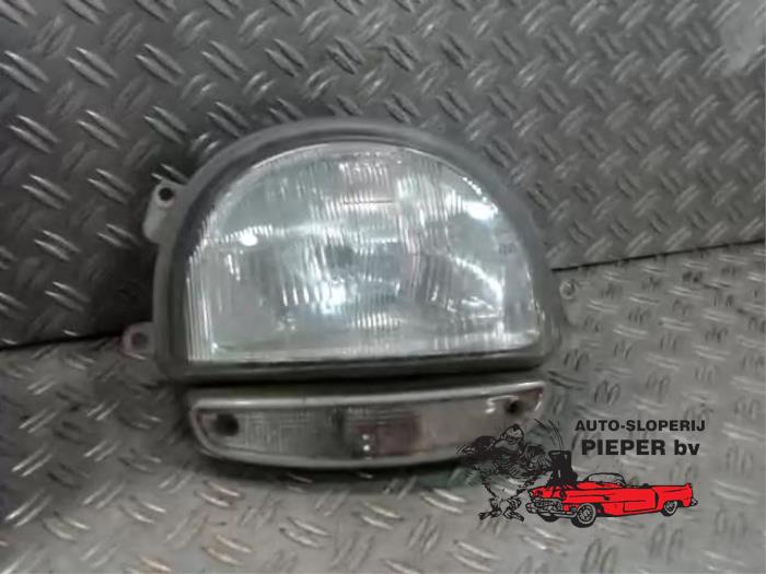 Używane Reflektor prawy Renault Twingo (C06) 1.2 SPi Phase I Cena € 31,50 Procedura marży oferowane przez Autosloperij Pieper BV