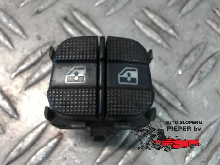 Usados Interruptor de ventanilla eléctrica Volkswagen Sharan (7M8/M9/M6) 1.9 TDI 90 Precio € 22,05 Norma de margen ofrecido por Autosloperij Pieper BV