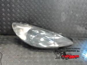 Used Headlight, right Peugeot 206 (2A/C/H/J/S) 1.6 XS,XT Price on request offered by Autosloperij Pieper BV