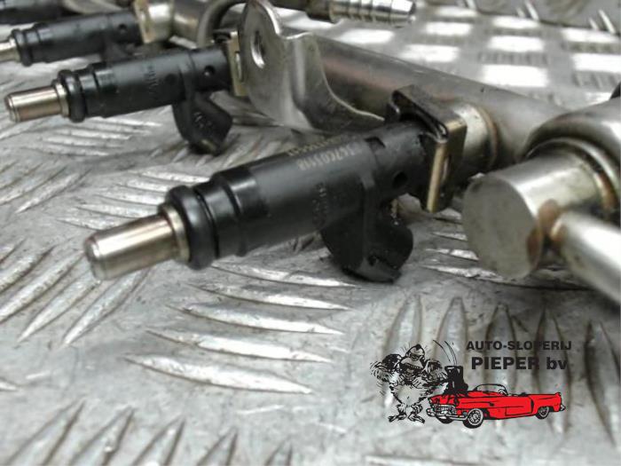 Fuel injector nozzle from a Audi A6 Avant (C5) 2.0 20V 2003