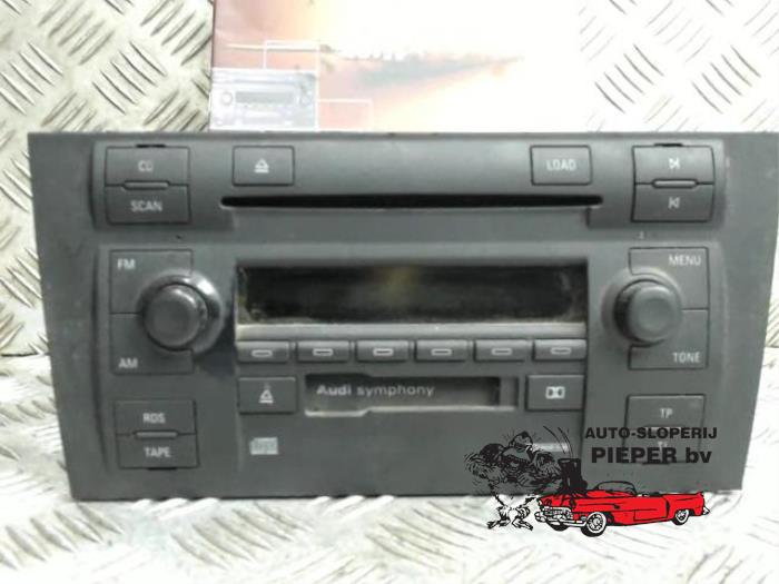Radioodtwarzacz CD z Audi A6 Avant (C5) 2.0 20V 2003