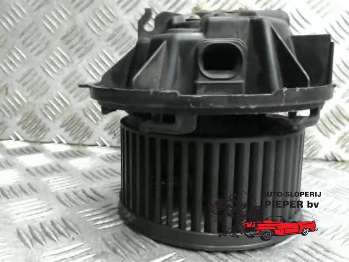 Heating and ventilation fan motor from a Citroën C5 I Break (DE) 2.0 16V 2003