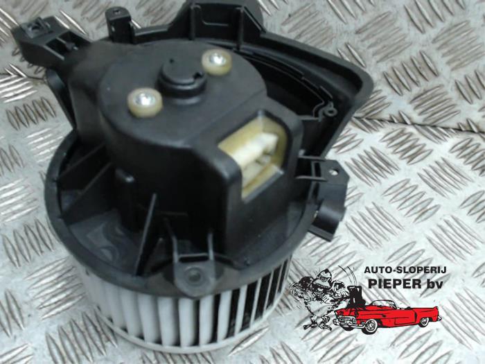 Heating and ventilation fan motor from a Fiat Punto II (188)  2006