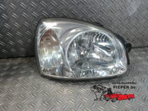 Used Headlight, right Hyundai Santafe Price € 42,00 Margin scheme offered by Autosloperij Pieper BV