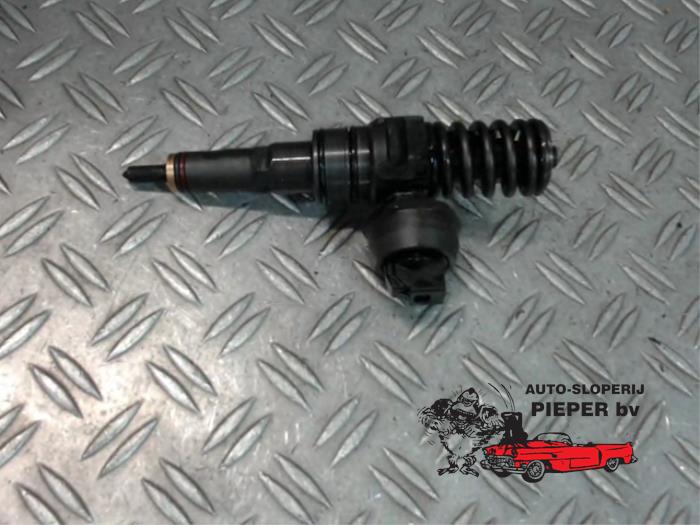Injector (diesel) from a Volkswagen Touran (1T1/T2) 1.9 TDI 105 Euro 3 2006