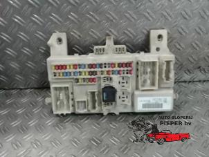 Used Fuse box Ford Focus 2 Wagon 1.6 TDCi 16V 90 Price on request offered by Autosloperij Pieper BV